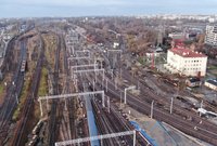 Tory i siec trakcyjna w kierunku Warszawa Czyste. Pociąg na torze fot. Artur Lewandowski
