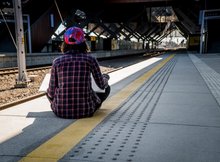 Ujęcie na uczestniczkę siedzącą na peronie i szkicującą prace, 11.06.2022 r., Źródło PKP PLK S.A. (1)