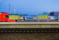 Warszawa, perony i pociągi na stacji kolejowej Warszawa Wschodnia, 28.03.2019, Autor A. Hampel