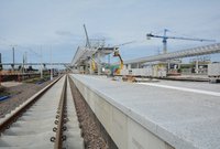 Korpus nowego peronu i nowe podkłady z przytwierdzonymi szynami, fot. Martyn Janduła