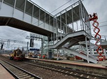 Stacja Warszawa Gdańska, budowa kładki, konstrukcja, robotnicy w podnośniku, Autor: Karol Jakubowski