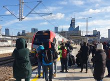 Fotoreporterzy na stacji Warszawa Główna, w tle pociąg.