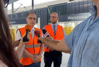 Sebastian Mech, z-ca dyr. projektu udziela wywiadu dziennikarzom na temat zmian na stacji Warszawa Zachodnia, fot. Anna Znajewska-Pawluk