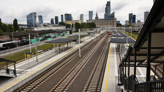 Widok na stację Warszawa Główna z kładki. Zejścia na perony_fot. Martyn Janduła