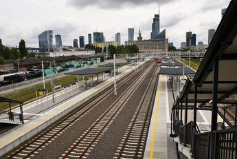 Widok na stację Warszawa Główna z kładki. Zejścia na perony_fot. Martyn Janduła