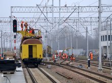 Warszawa Główna, pracownicy na pociągu sieciowym wywieszają nową sieć trakcyjną na torze przy nowym peronie fot. PLK 03.03.2021