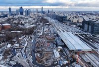 Widok z góry na stację Warszawa Zachodnia na tle panoramy Warszawy, fot. Artur Lewandowski